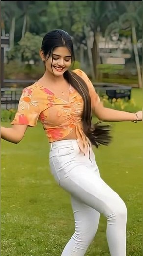 Cute Girl Dancing on Trending Song | Super Energetic Dance Moves 💃