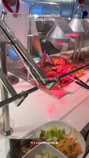 Buffet Msc Crociere 🍕#buffet #msccrociere #msccruises Esperienza Buffet su MSC Crociere: Il buffet sulle navi da crociera MSC è un elemento centrale dell'esperienza a bordo, posizionato dall'azienda come una soluzione di ristorazione flessibile e diversificata, disponibile per gran parte della giornata. L'analisi della documentazione ufficiale e delle recensioni dei consumatori rivela un quadro sfumato, dove il successo dell'esperienza dipende in gran parte dalla gestione delle aspettative e da