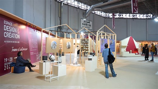 L’Espace Design & Création s’impose comme un véritable laboratoire d’idées au sein du Salon DarDéco 2025. Il rassemble des créateurs, designers et artisans autour d’une même ambition : proposer des visions originales du design et de l’objet décoratif. On y découvre des univers variés, des pièces singulières et des approches créatives où la matière, la forme et le geste prennent tout leur sens. Chaque stand raconte une histoire, chaque création affirme une identité et une manière unique de penser