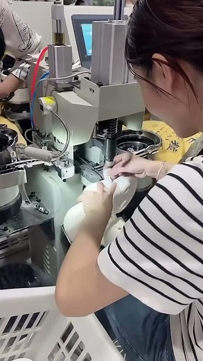 Automatic Fastener For Slippers Backstraps Button #rivetmach