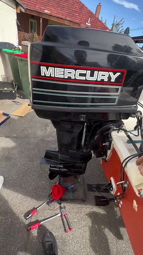 1995 60hp mercury outboard slow power tilt. Really no improvement from oil change and the pick up speed I mentioned didn’t happen in video. #boatmaintenance #boatmotortilt #boat #dadtok #mercury