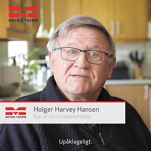 Mød Holger og hans utroligt holdbare vandvarmer 👋 I over 40 år har en varmtvandsbeholder fra METRO THERM været trofast leverandør af varmt vand til Holger Harvey Hansens hus i Lejre. Her har den leveret varmt vand til husets køkken, to badeværelser, to toiletter og bryggers – og den holder stadig 🔥 Det hele startede med, at Holger finder et gammelt køberbevis fra 1980 og undrer sig over, hvad det mon er til. Det viser sig at tilhøre husets METRO THERM-vandvarmer, som blev installeret dengang. 