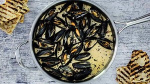 Mussels with Garlic and White Wine Sauce