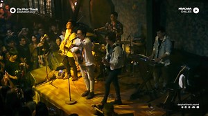 Nụ cười mà ta vô tình bỏ lại trên môi em sớm mai giờ xa khuất .. - Mascara - Chillies live at Những Thành Phố Mơ Màng. | Đài Phát Thanh.