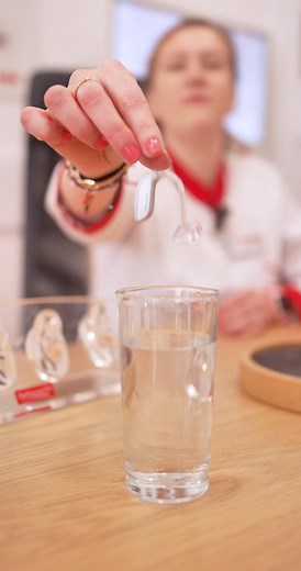 🧼Să cureți un aparat auditiv? Nimic mai simplu! ⬇️Lasă un răspuns în comentarii dacă acest video ți-a fost de ajutor! #audionova #aparateauditive #audiology #explore #explorepage | Audionova