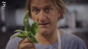 Pasta kann jeder kochen. Aber wie gelingt das perfekte Pesto? Sternekoch Frank Buchholz zeigt es: faz.net/-hrx-8wf9v#GEPC;s6 | FAZ.NET - Frankfurter Allgemeine Zeitung