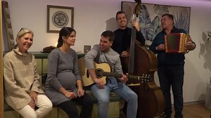 Liebe Fans, liebe Freunde Mit diesem kurzen Lied wünschen wir euch eine schöne Adventszeit und einfach alles Liebe und Gute. Häbet fescht Sorg - prenez soin de vous. ✨🕯 P.S. Da es das Video auf 1 Minute beschränkt hat, haben wir es für euch hier nochmals in voller Länge hochgeladen >> https://youtu.be/SMcmoFFH4TQ | Melanie Oesch