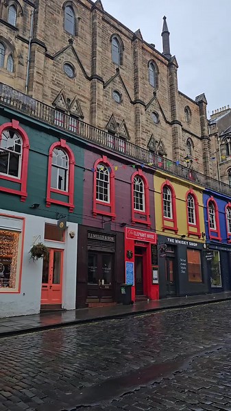 📍 The iconic Victoria Street in Edinburgh ✨️ Part of Edinburgh's Old Town and located near the Royal Mile, this charming, cobblestone street with colourful facades is a must visit place. It's also thought to be the inspiration behind Harry Potter's Daigon Alley. 📸 Tip for photographers: if you'd like to get photos without crowds of people in them, wake up early and go! I took this video around 8:30am (which isn't even all that early). #edinburgh #victoriastreet #harrypotter #diagonalley #scotl