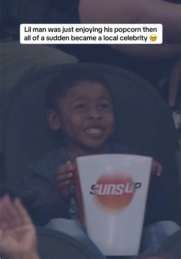 Phoenix Suns player smiles and waves at fans — wholesome NBA moment