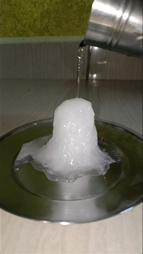 Instant Freezing Of Sodium Acetate 😮 #shorts