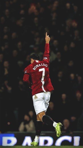 W on Instagram: "1997년 개봉한 영화 Titanic은 잭과 로즈의 운명적인 사랑을 통해 비극 속에서도 오래 남는 감정의 깊이를 보여주는 작품입니다. 화려한 연출보다 인물의 감정에 더 집중한 제임스 카메론 감독의 스타일은 지금 다시 봐도 묘하게 가슴을 울리죠. 배가 침몰하는 장면이 아닌, 두 사람이 서로를 바라보던 순간들이 더 강하게 기억에 남는 영화이기도 합니다. 이 감정을 완성해주는 곡이 바로 셀린 디온의 *“My Heart Will Go On”*입니다. 처음 들으면 잔잔한데, 어느 순간 자연스럽게 가슴이 벅차오르는 느낌을 줍니다. 특히 후반부의 고조되는 보컬은 영화 속 잭과 로즈의 마지막 장면과 겹쳐지면서 괜히 마음이 서늘해지기도 하고요. 많은 분들이 “이 노래가 나오면 왜 그 장면이 자동으로 떠오르는지 모르겠다”고 말하는데, 그만큼 영화와 음악이 자연스럽게 얽혀 있는 곡입니다. 1998년 아카데미 주제가상을 비롯해 여러 상을 휩쓴 건 단지 인기 때문만은 아닙니다