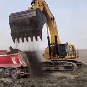 590K views · 2.5K shares | Loading trucks with a single bucket! Follow @diggersanddozers and check us out on YouTube for longer videos! #excavator #trucks #drone #mavic #phantom4 #dji #aerialphotography #heavyequipment #heavymachinery #constructionequipment #constructionmachinery #construction #demolition #quarry #mining #diesel #oilandgas #machine #machinery #operator #london #truck #18wheeler #photography | Diggers & Dozers | Facebook