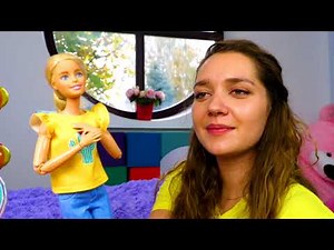 Jeu de salon de beauté avec la poupée Barbie et plusieurs visiteurs