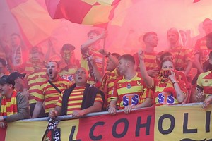 Kibice Jagiellonii Białystok na meczu z Piastem Gliwice (1:1). Tak dopingowali Żółto-Czerwonych z racami!