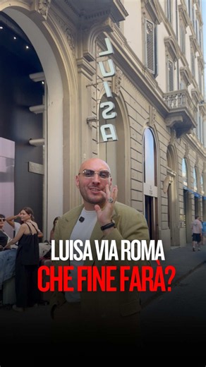 La crisi di LuisaViaRoma non è solo la storia di un’azienda in difficoltà. È il simbolo di un settore che, per anni, ha rincorso una crescita infinita, magazzini sempre più pieni e una competizione basata su sconti continui. Quando anche uno dei nomi più importanti del luxury retail entra in una grave crisi finanziaria, forse è il momento di smettere di dire che “va tutto bene”. Oggi il comparto moda si trova davanti a un bivio: continuare a puntare solo sui volumi o tornare a creare valore real