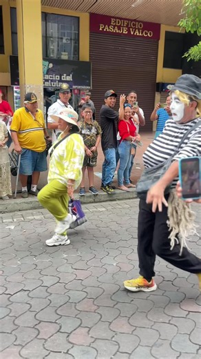 Actuación de mimo en Guayaquil: comedia y coordinación en escena