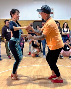 430K views · 10K reactions | Cuando nos vamos lejos, es obligatorio terminar el taller así!! 朗⁠ ⁠ Queridos, muchas gracias por habernos recibido con tanto cariño ❤️ ❤️ Tenemos muchas ganas de volver pronto!⁠ ⁠ ⁠ Chile⁠ ⁠ ⁠ @FrestoMusic - Me Hace Daño Verte⁠ ⁠ #adrianyanita | Adrián y Anita | Facebook