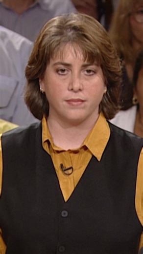 Joan claims Robyn brought the cops to her house saying she stole her cat and dog, which she denies doing. | Iconic TV Moments