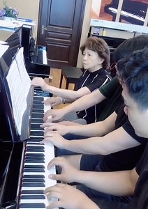 Ever seen #piano for eight hands? There's not a single key left unused on this piano.😂 | Shanghai Daily 上海日报