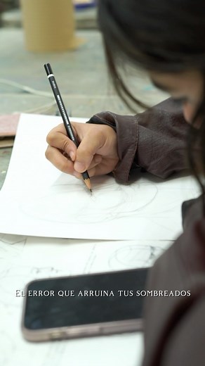 La clave para un buen sombreado con grafito está en el control de la presión y la dirección del trazo. Usa capas suaves, juega con distintos lápices y difumina con precisión para lograr profundidad ✏️ El error que arruina tus sombreados 🤔⚡️ Muchas veces, presionamos demasiado el lápiz desde el inicio. Empieza con trazos suaves y construye la intensidad poco a poco. Además, recuerda que puedes usar un papel limpio debajo de tu mano para no manchar el dibujo 🧡 . . . . . . . . . #olartegaleriayta