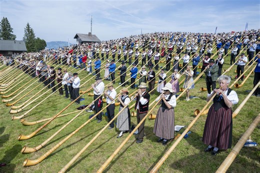 Un record mondial de 1006 joueurs de cor des Alpes réunis au Klewenalp (NW) | RTS