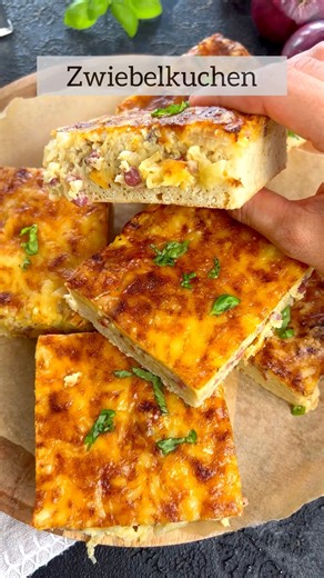 Zwiebelkuchen 🧅 Zum Rezept: https://www.foodwerk-blog.de/zwiebelkuchen-rezept-vom-blech/ | foodwerk.de