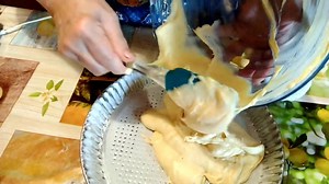 Questa è una torta paradisiaca, con crema pasticcera, frutti di bosco, fragole e panna. Facilissima da fare, che vi consiglio con molta gioia perché è un bellissimo dolce d'effetto anche per un compleanno, un anniversario o per qualsiasi altro bel momento. Vi lascio gli ingredienti qui, così la fate e mi dite se vi è piaciuta🤗 ▪️ Ingredienti: 2 uova intere 100gr di zucchero 100gr di Burro 1 Limone la scorza 100ml di Latte 250gr di Farina 00 1 Cucchiaino e mezzo di lievito x dolci 250gr di Frago