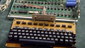 4.5M views · 50K reactions | Rick viaja a Boston, esta vez para ofertar por una Apple-1. Solo hicieron 200 de ellas y se vendieron 100, así que es una rara pieza, que además forma parte importante de la historia de la computación. ¿Rick pagará su alto precio o lo dejará para la subasta? | HISTORY | Facebook