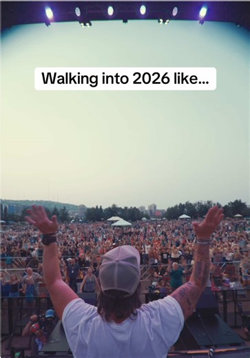 Hands high because we’re walking with the Holy Spirit 🙌🏻 Who else feels this way ?! Song - Spirit Goes #tenthavenuenorth #holyspirit #jesus #truth #worship