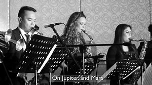 “FLY ME TO THE MOON”(1954) (arranged by Richard Poon) 🎷Trombone: Vanessa Celestial, Joseph “Ganza” Panganiban 🎷Alto Saxes: Rancis de Leon, Maricris Dionisio 🎷Tenor Sax: Nicole Tejedor-Reluya 🎺Trumpets: Icezoll Celestial, David Jorvina 🥁Drums: Karmi Santiago 🎸Guitar: Ralph Bates 🎸Bass: Noel Asistores 🎹Keyboards: Espie Estanislao, Ivan Espinosa 📸: Cornerstone Entertainment Inc. #FlyMeToTheMoon #1954 #TheCroonerPH #FreshOldSchoolElegantMusic #JazzStandards #TheCroonerPHlive #CroonerNgSenio