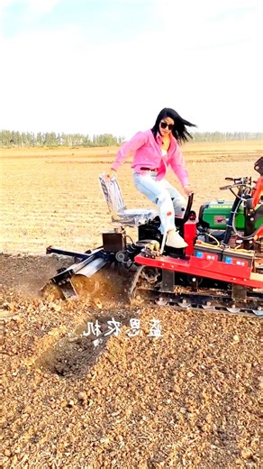 “Girl Operating Heavy Machine Like a Pro!🔥 #FarmerLife #HeavyEquipment #ViralShorts