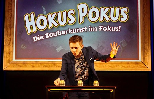 Jungmagier Magic Maxl reist durch die Geschichte der Zauberkunst