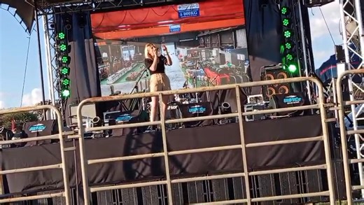 2.1K views · 46 reactions | Amanda Kalahari Kuier in Afrikaans Kunstefees Dit was n fees vir die boeke  | Annemie van Huyssteen | Facebook