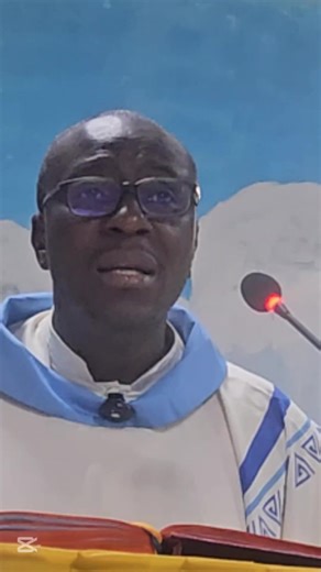 #Renoncer au mal, choisir la vie Au jour de notre baptême, nous avons renoncé à Satan, à ses œuvres et à ses séductions. Ce n’était pas une simple parole rituelle, mais un engagement de toute une vie. Être baptisé, c’est choisir le Christ et rompre avec le mal sous toutes ses formes mensonge, injustice, haine, corruption, vengeance, pratiques contraires à l’Évangile. Après le baptême, la lutte continue. Chaque jour, le chrétien est appelé à dire non au mal et oui à Dieu, par ses choix, ses parol