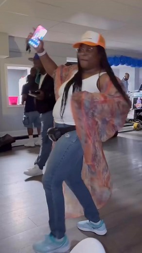 I had a ball last night @ Pam Annette party. The music was giving 90’s block party and I partied 🎉🎊🎉🎊🎉🎊🎊 got to kick it with of my friends I don’t get to see often. But if yall know I use to tear the percolator up 😂🤣🤣🤣 I still got it a lil bit though. Video credit Dawnese C. Hucks | Leslie Taylor