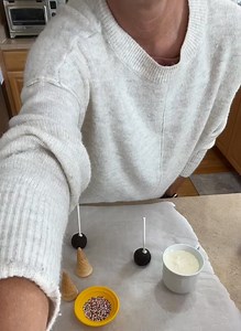 208K views · 1.1K reactions | A quick demonstration video on how to easily make melted ice-cream cone cake pops. :) | Delite Lee | Facebook