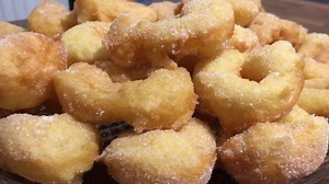 Zeppole sarde ( zippulas ) Ricetta 500 grammi di farina 00 2 uova ( l’albume va montato a neve) La scorza il succo di un arancia 200 grammi di patate lesse 8 grammi di lievito di birra fresco ( va fatto sciogliere nel latte tiepido ) 170 grammi di latte tiepido L’impasto si può lavorare anche a mano Schiacciare le patate con una forchetta Aggiungere le uova la scorza più il succo del arancia... aggiungere la farina un po’ alla volta , versare il latte continuando a lavorare l’impasto... da parte