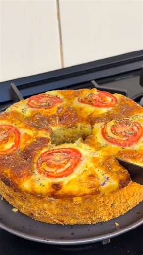 Matheus Camargo on Instagram: "Bolo Salgado 4 ovos 1 xícara de óleo 2 xícaras de leite 3 xícaras de farinha de trigo 1 colher de sopa de fermento 50g de queijo parmesão ralado 1 colher de café de sal 200g de presunto 200g de mussarela 1/2 sachê de milho 1/2 sachê de azeitonas 1 tomate 1/2 cebola roxa Orégano a gosto Finalizei com mussarela, tomate e orégano. Forno a 180°C por 35~40 minutos ID do faqueiro: 2B4V9W-HDCN @mercadolivre É um dos meus produtos favoritos do Mercado Livre, uso todo dia!