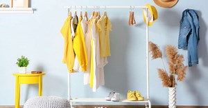 Quarto sem armário: 7 ideias para organizar as roupas gastando pouco