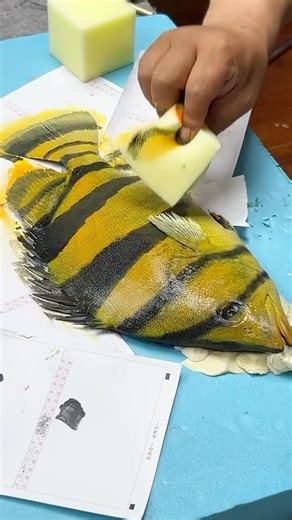 StreetArtGlobe ™ 😱 on Instagram: "Welcome to the art of Gyotaku… where food and art meet 🤝 We get shown the mastery behind Gyotaku which is a traditional Japanese art form that involves making prints from real fish. Originally developed in the mid-19th century as a way for fishermen to record their catches, it has evolved into a celebrated artistic practice. To create a Gyotaku print, ink or pigment is applied directly to the fish’s body, which is then pressed onto paper or fabric to capture i