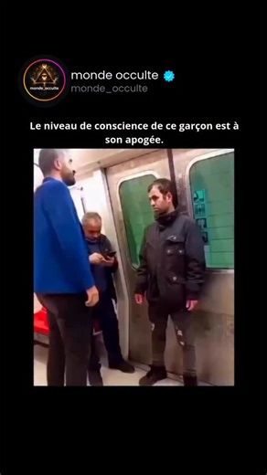 monde occulte on Instagram: "La vidéo montre un homme en costume bleu dans une rame de métro réagissant instantanément à une tentative de vol de téléphone portable. En moins de deux secondes, il saisit le bras du suspect et récupère l'appareil, le tout au milieu d'une foule. La vidéo, publiée par le profil @InternetHOF, connu pour ses compilations de moments marquants d'Internet, a rapidement atteint des millions de vues. Ce qui a le plus retenu l'attention, c'est la vision périphérique de l'hom
