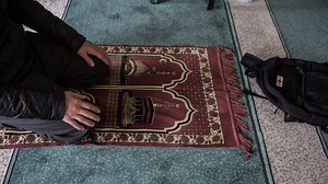 Beten vor der Tür: Freitagsgebete in Bremer Moscheen total überfüllt