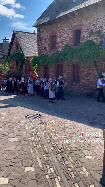 Découvrez Collonges-la-Rouge, le village médiéval aux maisons en grès rouge
