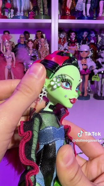 Unboxing the New Venus McFlytrap Monster High Doll