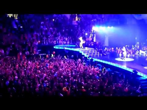 Rihanna - Cheers (Drink To That) - DVD The Loud Tour Live at The 02 London.
