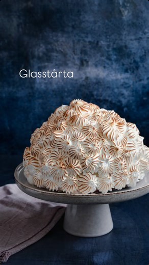 Varsågod, jag ger dig trettio sekunder med glasstårta som täcks av italiensk maräng. Tårtan består av vaniljparfait, hallonsorbet, kladdkakebotten och maräng. Festligt och gott 🎉 Hur jag gör glasstårtan ser du i nästa inlägg. Recept finns i vanlig ordning på bloggen. Direktlänk ligger som första kommentar. Så gott 🎉 | Blomster&Bakverk