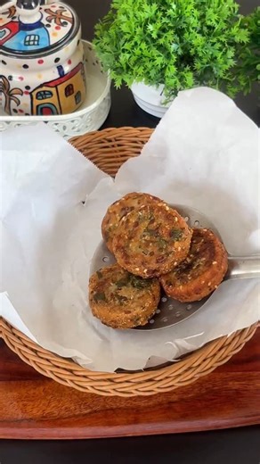 TRIPTI BHALOTIA on Instagram: "Crispy Suji Rings Ingredients: For dough 1/2 cup semolina 1/2 cup wheat flour 1/2 tsp salt 1/2 tsp carom seeds 1 tsp chilli flakes 1 tsp sesame seeds 1 tbsp oil 2 tbsp coriander leaves Water as required For stuffing 3 boiled potatoes 1 onion2 green chilli 1 inch ginger Salt to taste 1/2 tsp cumin powder 1/2 tsp chaat masala Coriander leaves Water ………………………………………………. #snack #teatimesnacks #foodie #foodporn #recipe"