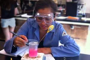 Normale Sup veut inciter les filles à oser les carrières scientifiques