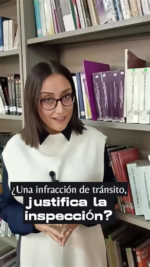 Cyntia Montes de Oca on Instagram: "🚦 ¿Multa de tránsito o cateo móvil? Faltan solo 2 días para el curso “Control de la Legalidad en la Detención” y este es un error clásico que analizaremos: 👮El policía dice: “Se pasó el alto y se puso nervioso, por eso le revisé la cajuela”. ❌ ¡Error! Según los criterios que veremos (ADR 6695/2015): Infracción de tránsito: Justifica detener la marcha, no la inspección profunda. Actitud nerviosa: Es subjetiva y no valida la intromisión. Actitud evasiva: Requi