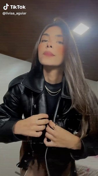 Look do Dia: Jaqueta de Couro Preto e Vermelha da Zara
